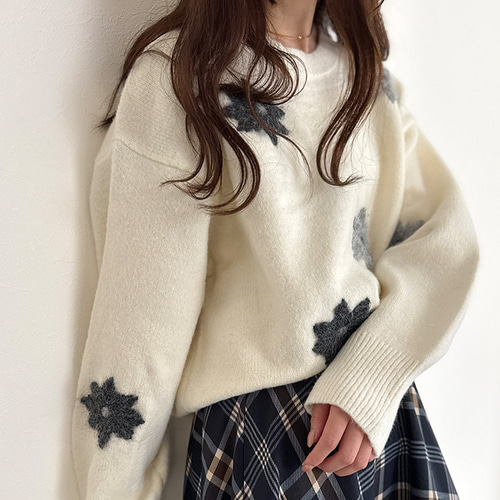 SALE】シーズンライクな手刺繍ニット 花柄 アルパカ風 ウール混 25541