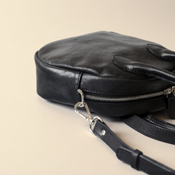 真皮兩用迷你「貝殼包」 | 柔軟皮革，小巧卻容量大，可作手提包或單肩包使用 第12張的照片