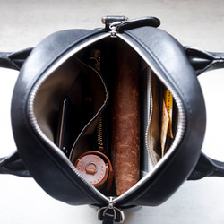 真皮兩用迷你「貝殼包」 | 柔軟皮革，小巧卻容量大，可作手提包或單肩包使用 第14張的照片