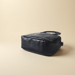 真皮兩用迷你「貝殼包」 | 柔軟皮革，小巧卻容量大，可作手提包或單肩包使用 第6張的照片