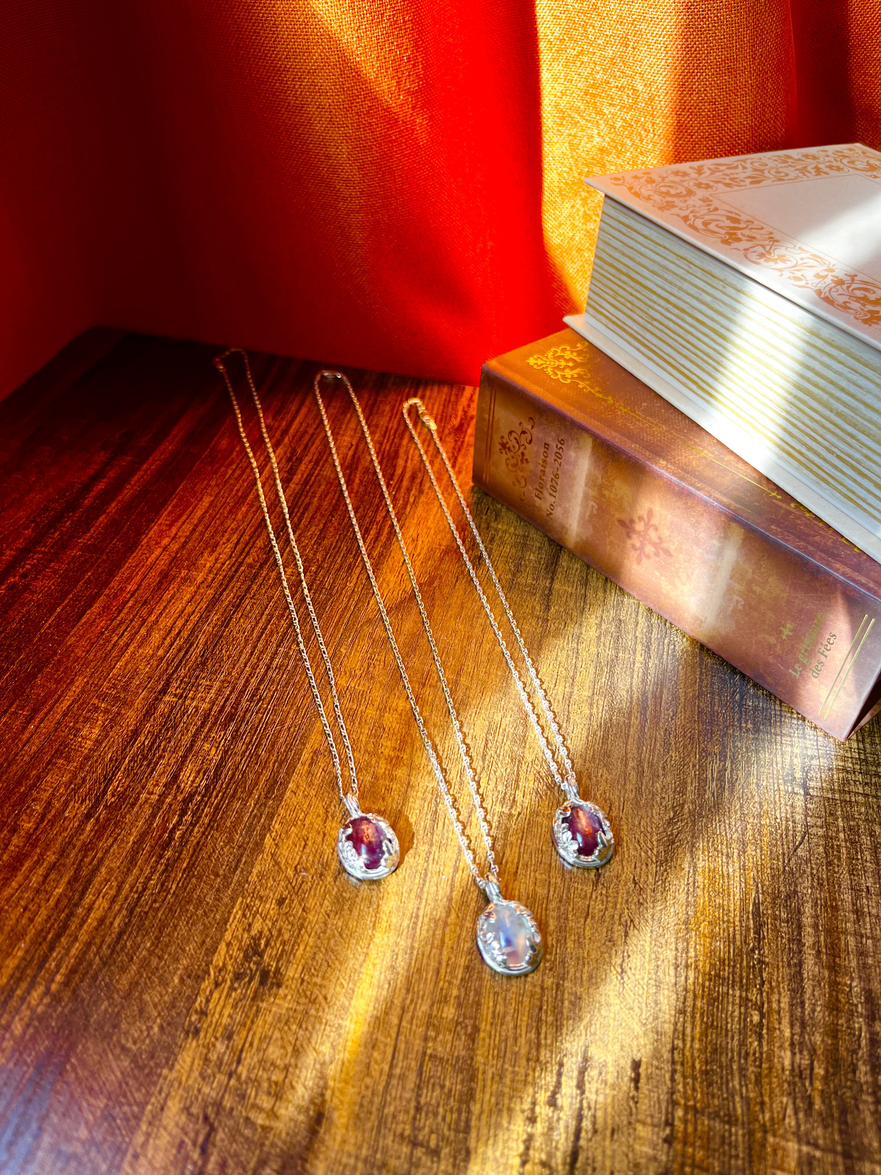 花のフレームペンダント