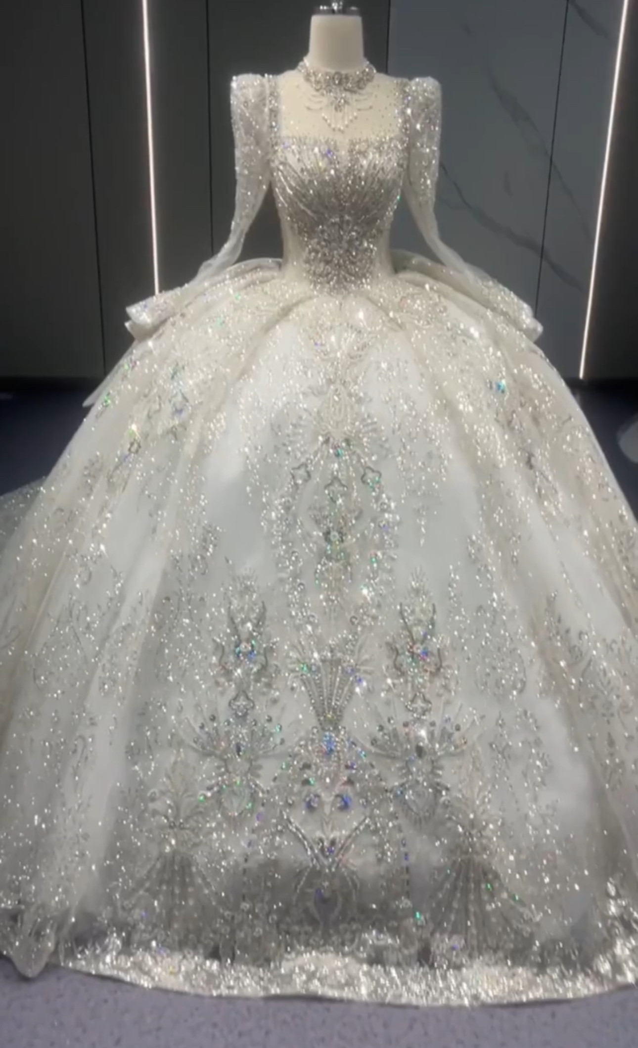 2025新作見逃せない　スクエアネック　たっぷりなビジュー　ブライダル　花嫁結婚式　韓国風　プリンセスライン痩せて見える