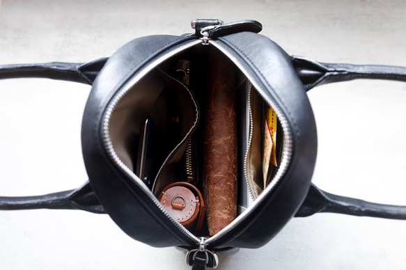 真皮兩用迷你「貝殼包」 | 柔軟皮革，小巧卻容量大，可作手提包或單肩包使用 第14張的照片