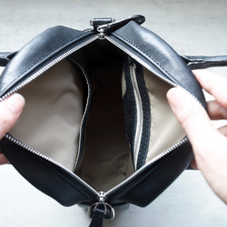 真皮兩用迷你「貝殼包」 | 柔軟皮革，小巧卻容量大，可作手提包或單肩包使用 第13張的照片