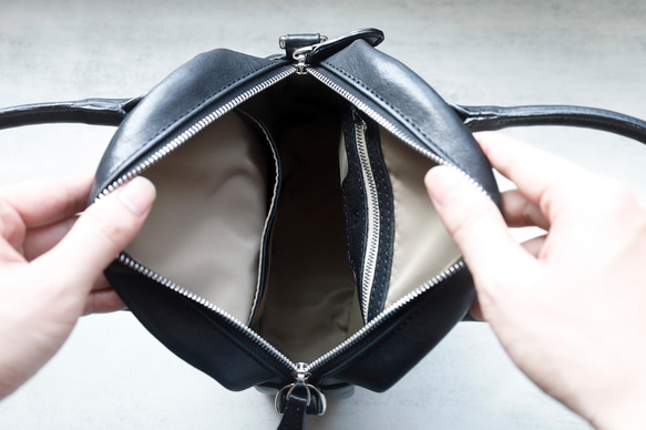 真皮兩用迷你「貝殼包」 | 柔軟皮革，小巧卻容量大，可作手提包或單肩包使用 第13張的照片