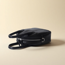 真皮兩用迷你「貝殼包」 | 柔軟皮革，小巧卻容量大，可作手提包或單肩包使用 第5張的照片