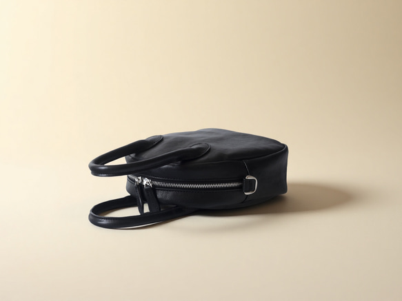 真皮兩用迷你「貝殼包」 | 柔軟皮革，小巧卻容量大，可作手提包或單肩包使用 第5張的照片