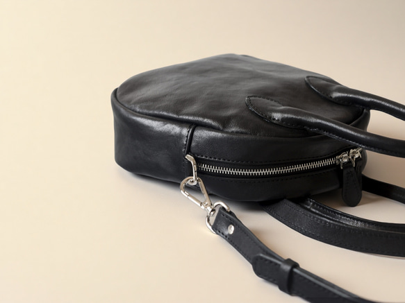 真皮兩用迷你「貝殼包」 | 柔軟皮革，小巧卻容量大，可作手提包或單肩包使用 第12張的照片