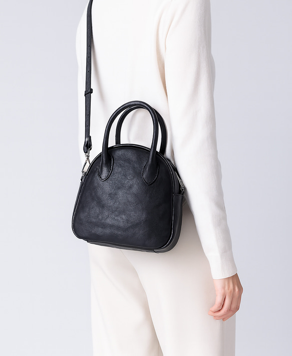 真皮兩用迷你「貝殼包」 | 柔軟皮革，小巧卻容量大，可作手提包或單肩包使用 第1張的照片