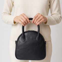 真皮兩用迷你「貝殼包」 | 柔軟皮革，小巧卻容量大，可作手提包或單肩包使用 第16張的照片