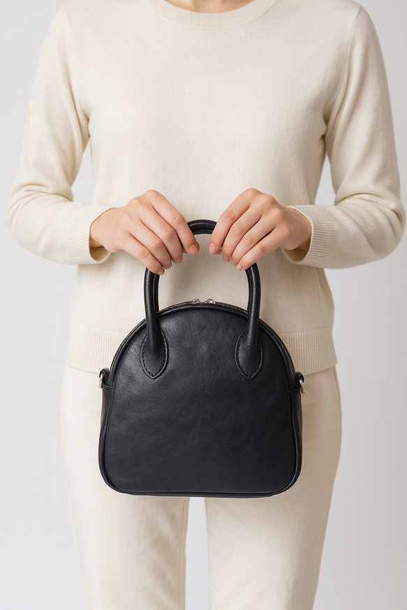 真皮兩用迷你「貝殼包」 | 柔軟皮革，小巧卻容量大，可作手提包或單肩包使用 第16張的照片