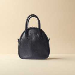 真皮兩用迷你「貝殼包」 | 柔軟皮革，小巧卻容量大，可作手提包或單肩包使用 第2張的照片