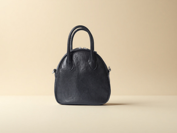 真皮兩用迷你「貝殼包」 | 柔軟皮革，小巧卻容量大，可作手提包或單肩包使用 第2張的照片