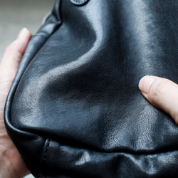 真皮兩用迷你「貝殼包」 | 柔軟皮革，小巧卻容量大，可作手提包或單肩包使用 第15張的照片