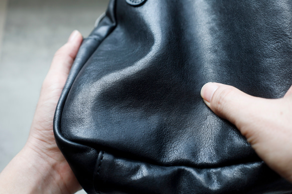 真皮兩用迷你「貝殼包」 | 柔軟皮革，小巧卻容量大，可作手提包或單肩包使用 第15張的照片