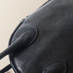 真皮兩用迷你「貝殼包」 | 柔軟皮革，小巧卻容量大，可作手提包或單肩包使用 第11張的照片