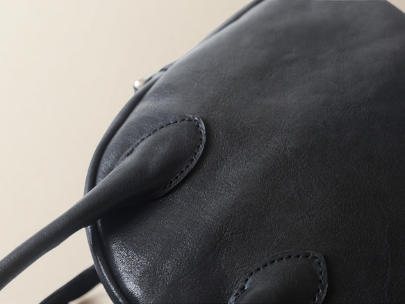 真皮兩用迷你「貝殼包」 | 柔軟皮革，小巧卻容量大，可作手提包或單肩包使用 第11張的照片