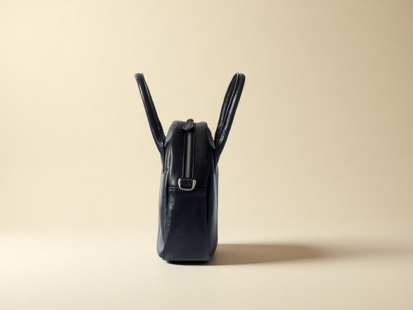 真皮兩用迷你「貝殼包」 | 柔軟皮革，小巧卻容量大，可作手提包或單肩包使用 第4張的照片