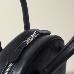 真皮兩用迷你「貝殼包」 | 柔軟皮革，小巧卻容量大，可作手提包或單肩包使用 第8張的照片