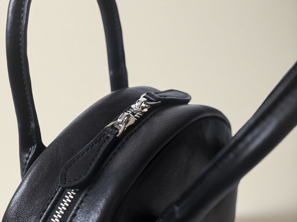 真皮兩用迷你「貝殼包」 | 柔軟皮革，小巧卻容量大，可作手提包或單肩包使用 第8張的照片