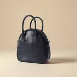 真皮兩用迷你「貝殼包」 | 柔軟皮革，小巧卻容量大，可作手提包或單肩包使用 第3張的照片