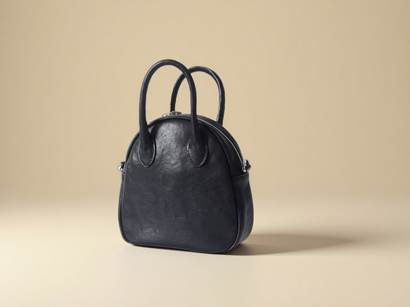 真皮兩用迷你「貝殼包」 | 柔軟皮革，小巧卻容量大，可作手提包或單肩包使用 第3張的照片