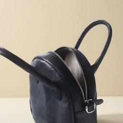 真皮兩用迷你「貝殼包」 | 柔軟皮革，小巧卻容量大，可作手提包或單肩包使用 第9張的照片