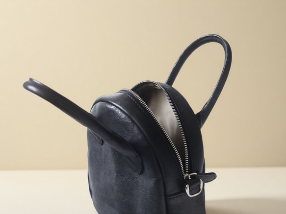 真皮兩用迷你「貝殼包」 | 柔軟皮革，小巧卻容量大，可作手提包或單肩包使用 第9張的照片