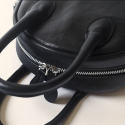 真皮兩用迷你「貝殼包」 | 柔軟皮革，小巧卻容量大，可作手提包或單肩包使用 第7張的照片