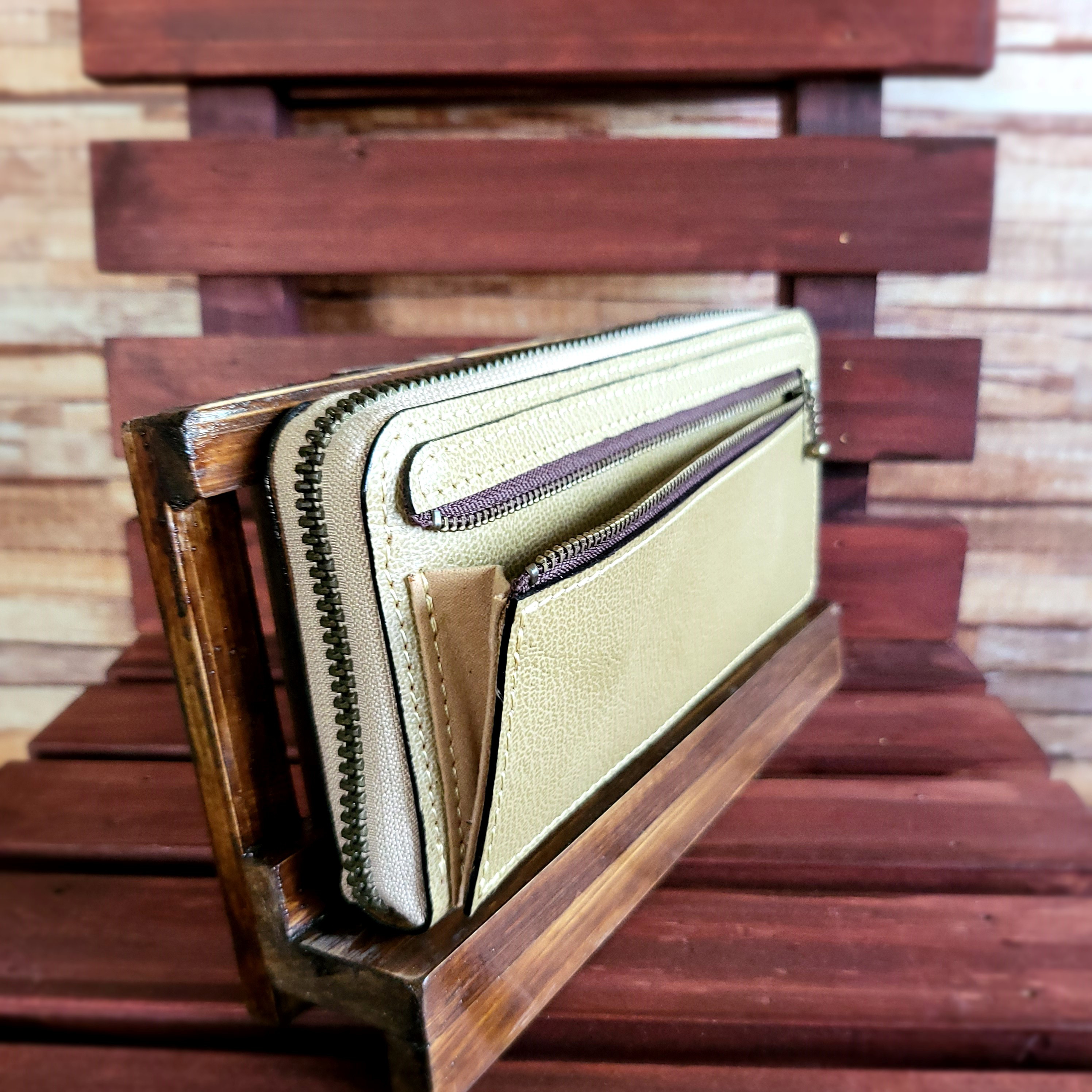 【送料無料】カード20枚収納できる！外ポケットも便利な牛革（型押し）の長財布（ラウンドファスナー）ベージュ