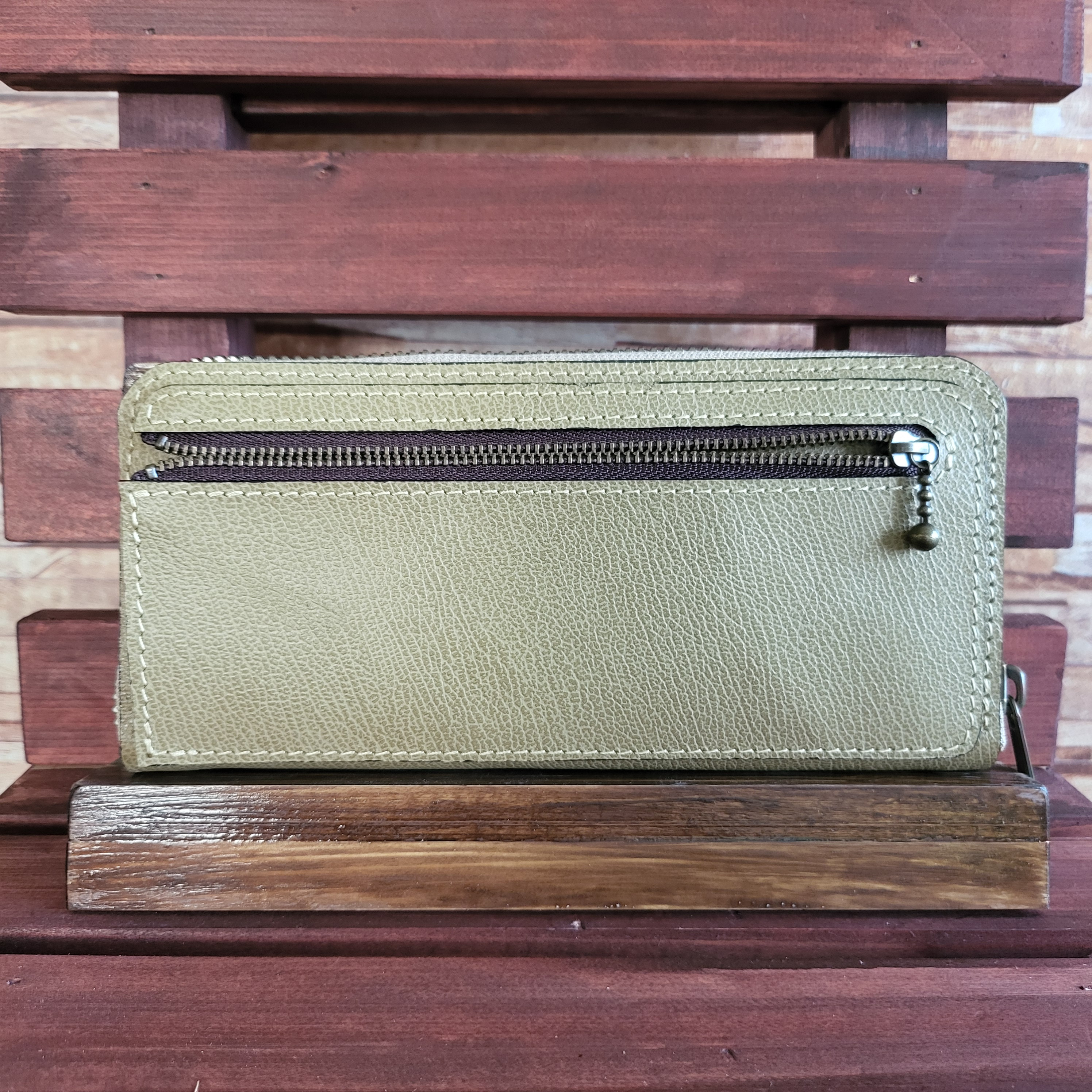 【送料無料】カード20枚収納できる！外ポケットも便利な牛革（型押し）の長財布（ラウンドファスナー）ベージュ