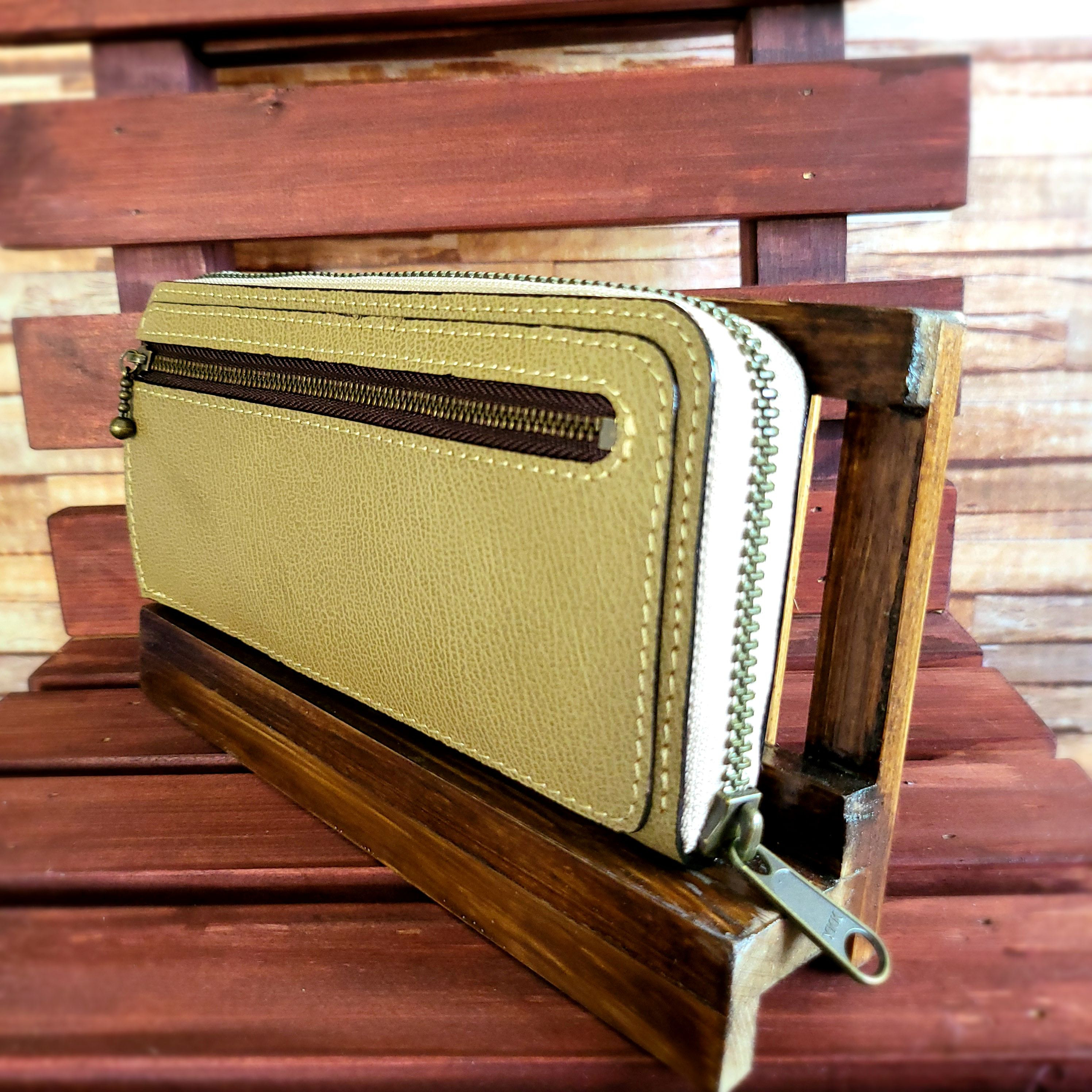 【送料無料】カード20枚収納できる！外ポケットも便利な牛革（型押し）の長財布（ラウンドファスナー）ベージュ