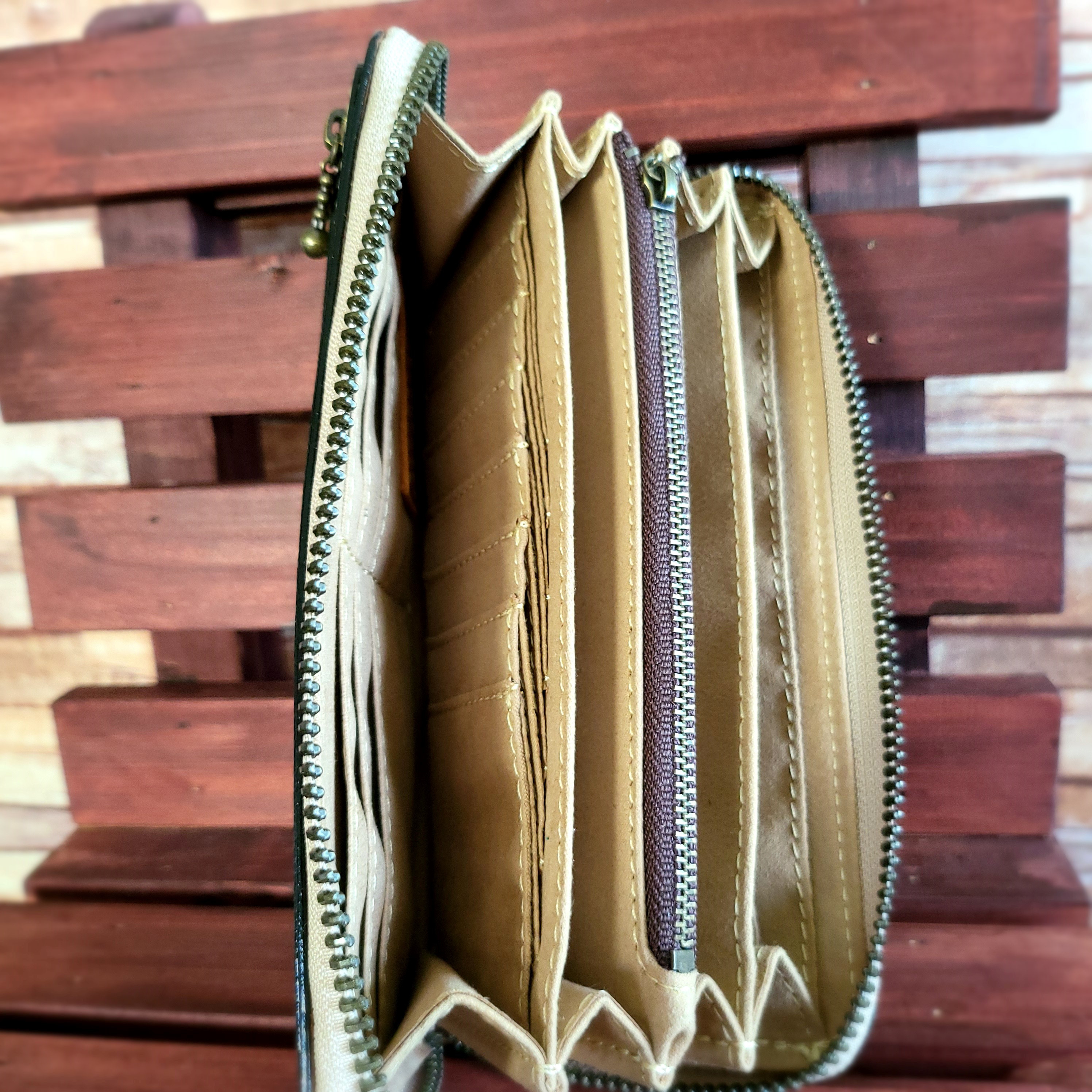 【送料無料】カード20枚収納できる！外ポケットも便利な牛革（型押し）の長財布（ラウンドファスナー）ベージュ