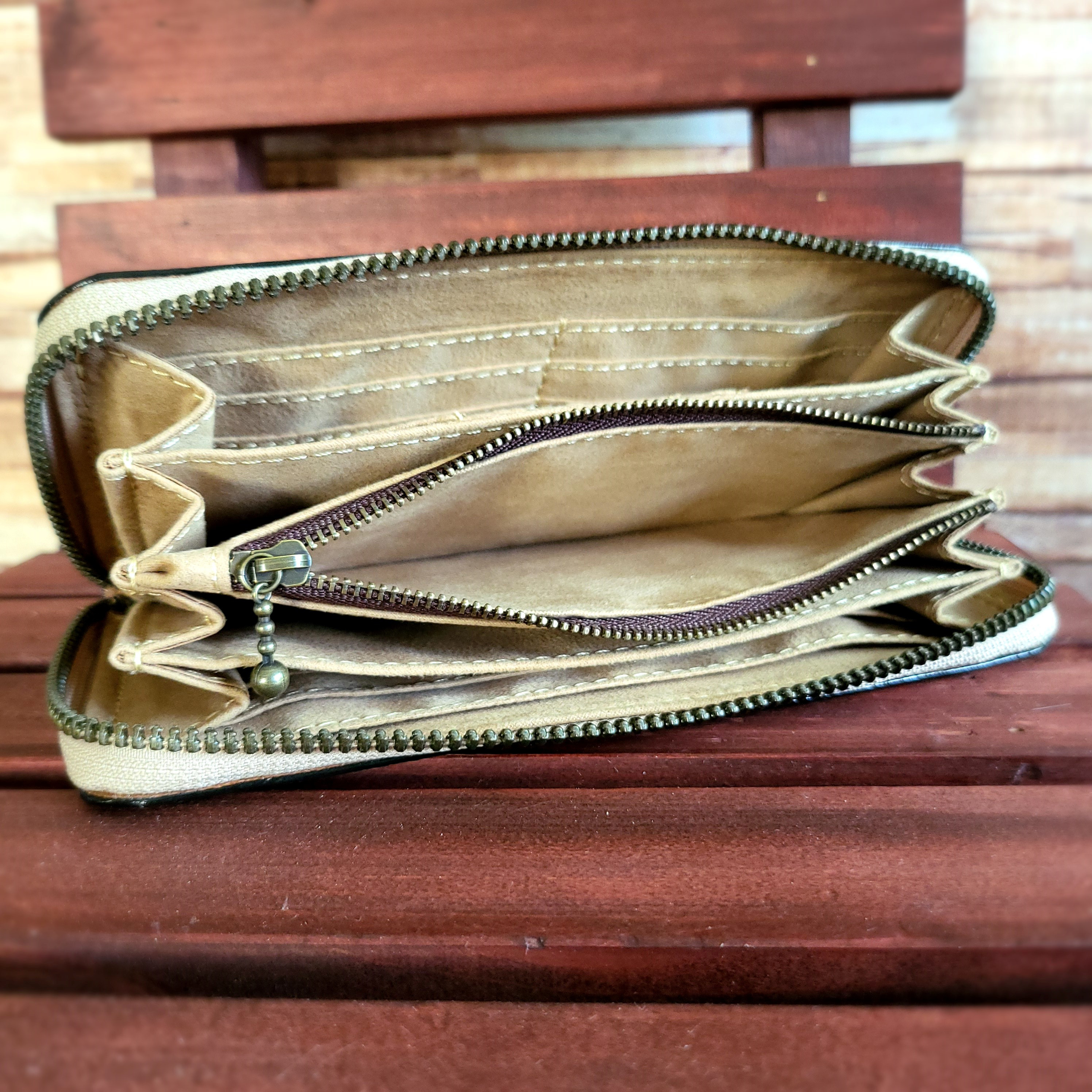 【送料無料】カード20枚収納できる！外ポケットも便利な牛革（型押し）の長財布（ラウンドファスナー）ベージュ