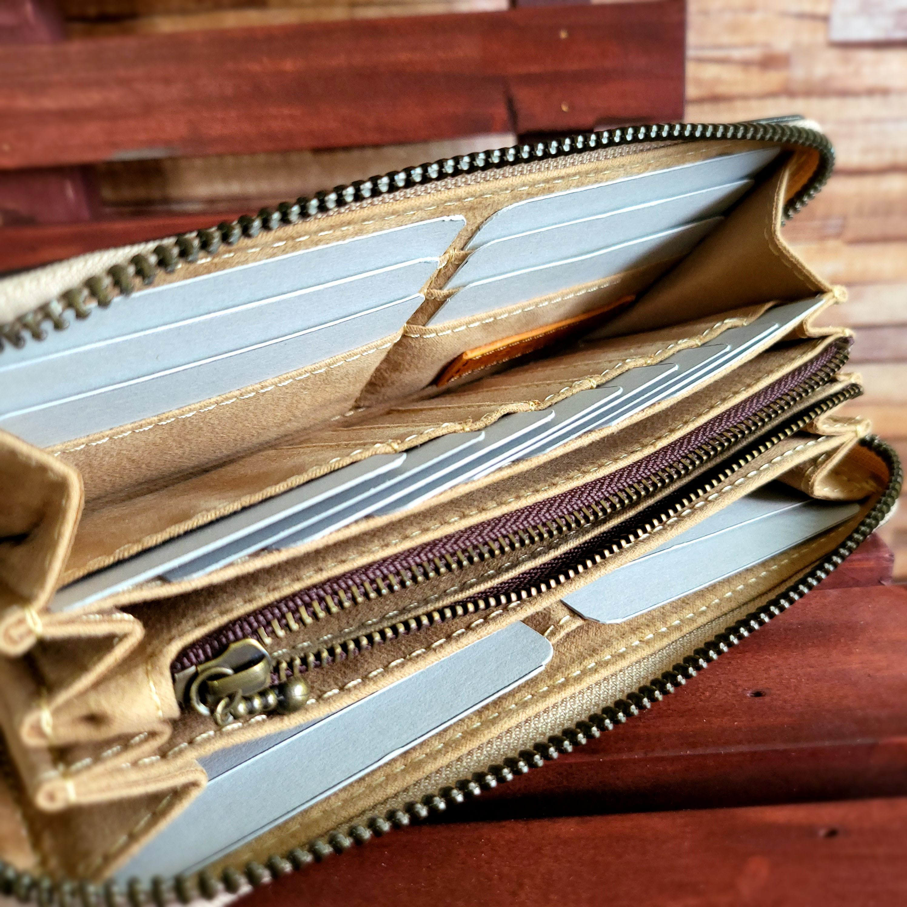 【送料無料】カード20枚収納できる！外ポケットも便利な牛革（型押し）の長財布（ラウンドファスナー）ベージュ