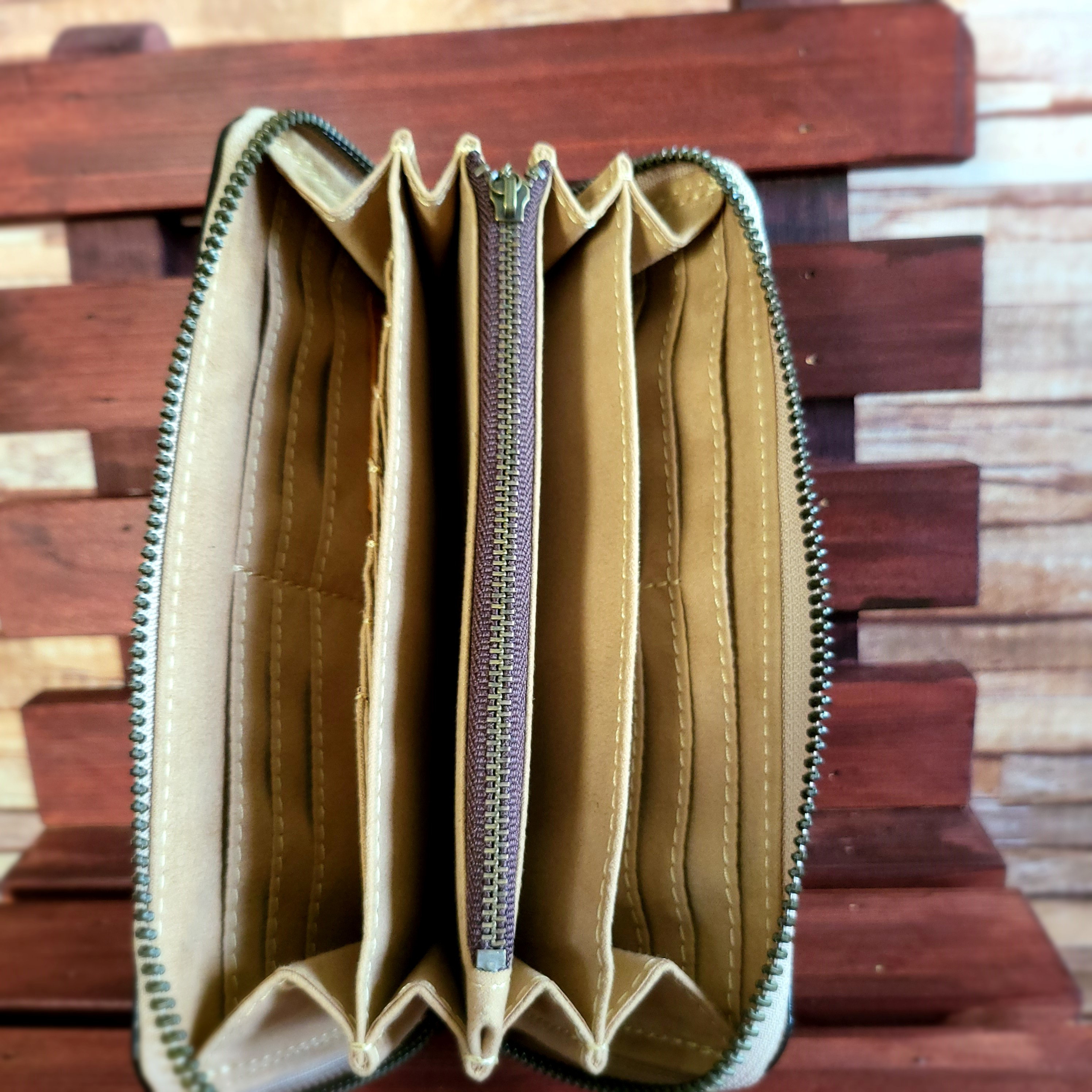 【送料無料】カード20枚収納できる！外ポケットも便利な牛革（型押し）の長財布（ラウンドファスナー）ベージュ