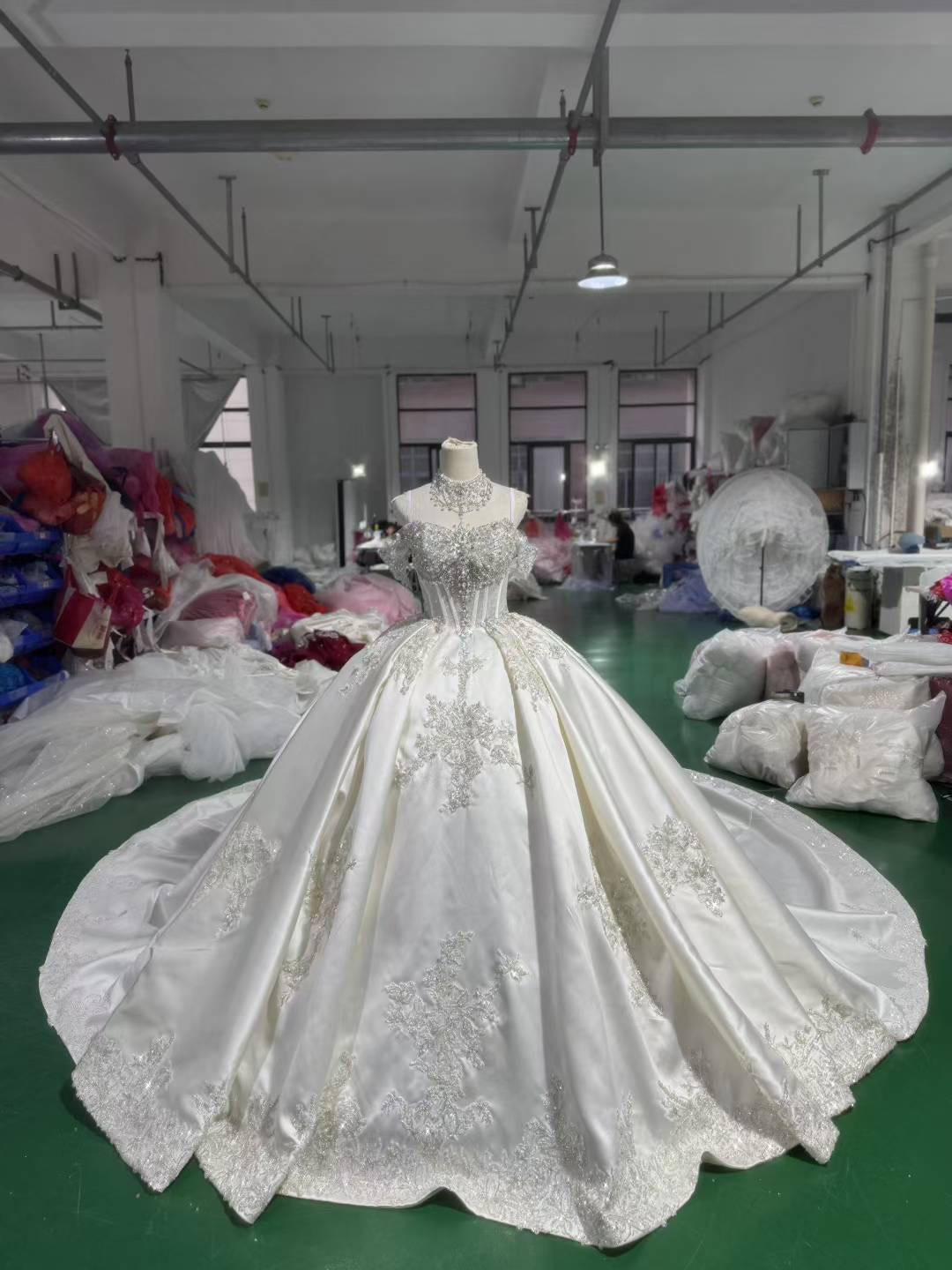 新作　二の腕を隠せる　キラキラレース　オフショルダー　フレアスカート　ビジュースパコール付き　ボリュームラメ入りお呼ばれ