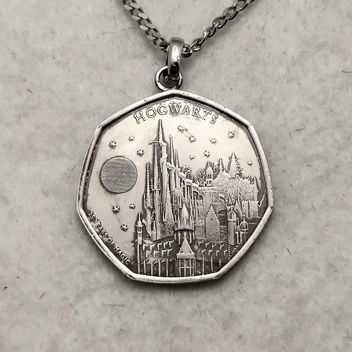 ハリー・ポッター　ホグワーツ城　イギリスのコインネックレス