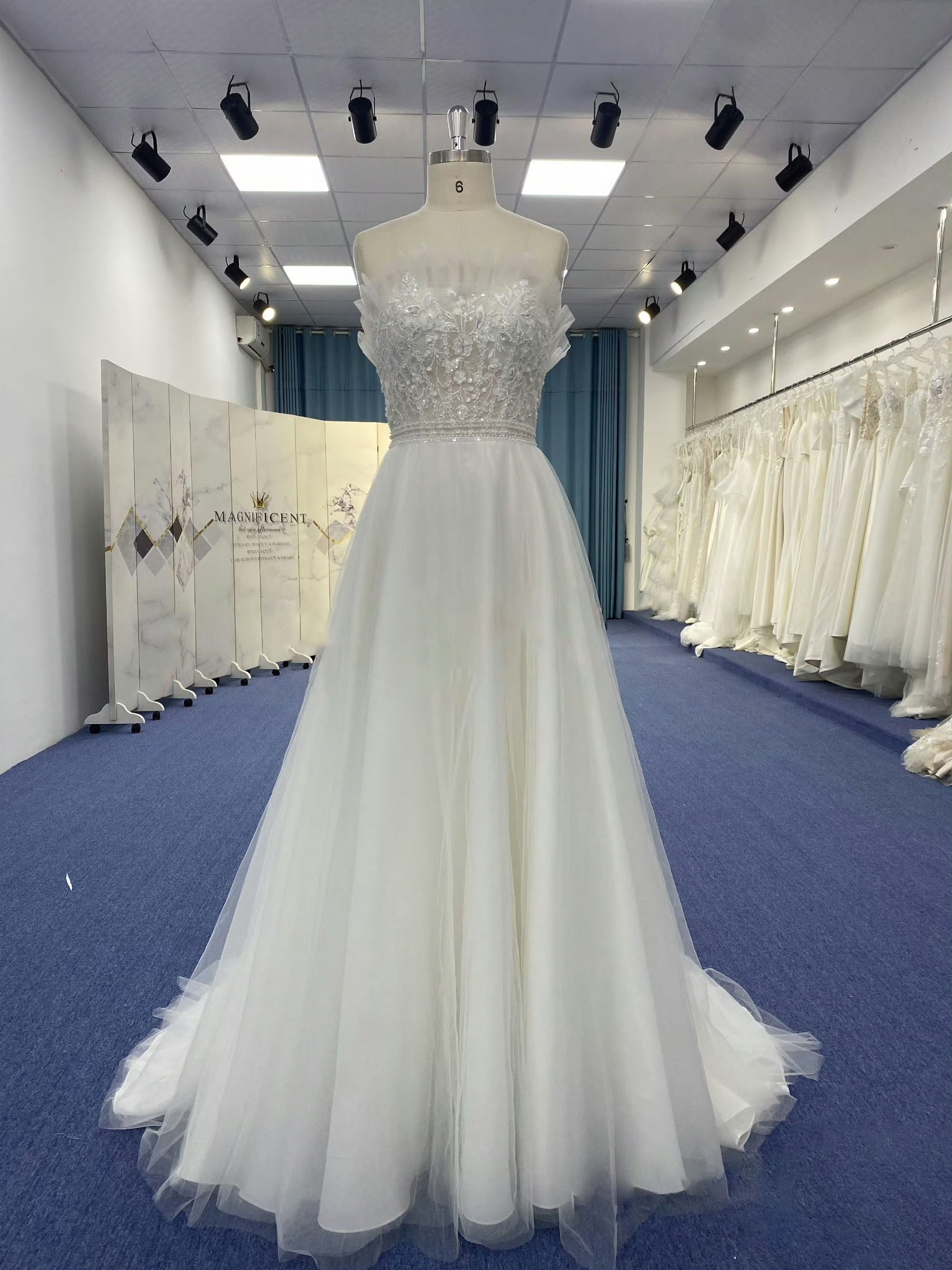 シンプル　ホワイト　キラキラドレス　チューブトップ　胸フリル　可愛い　Aライン　2次会前撮りお呼ばれ披露宴　ブライダル