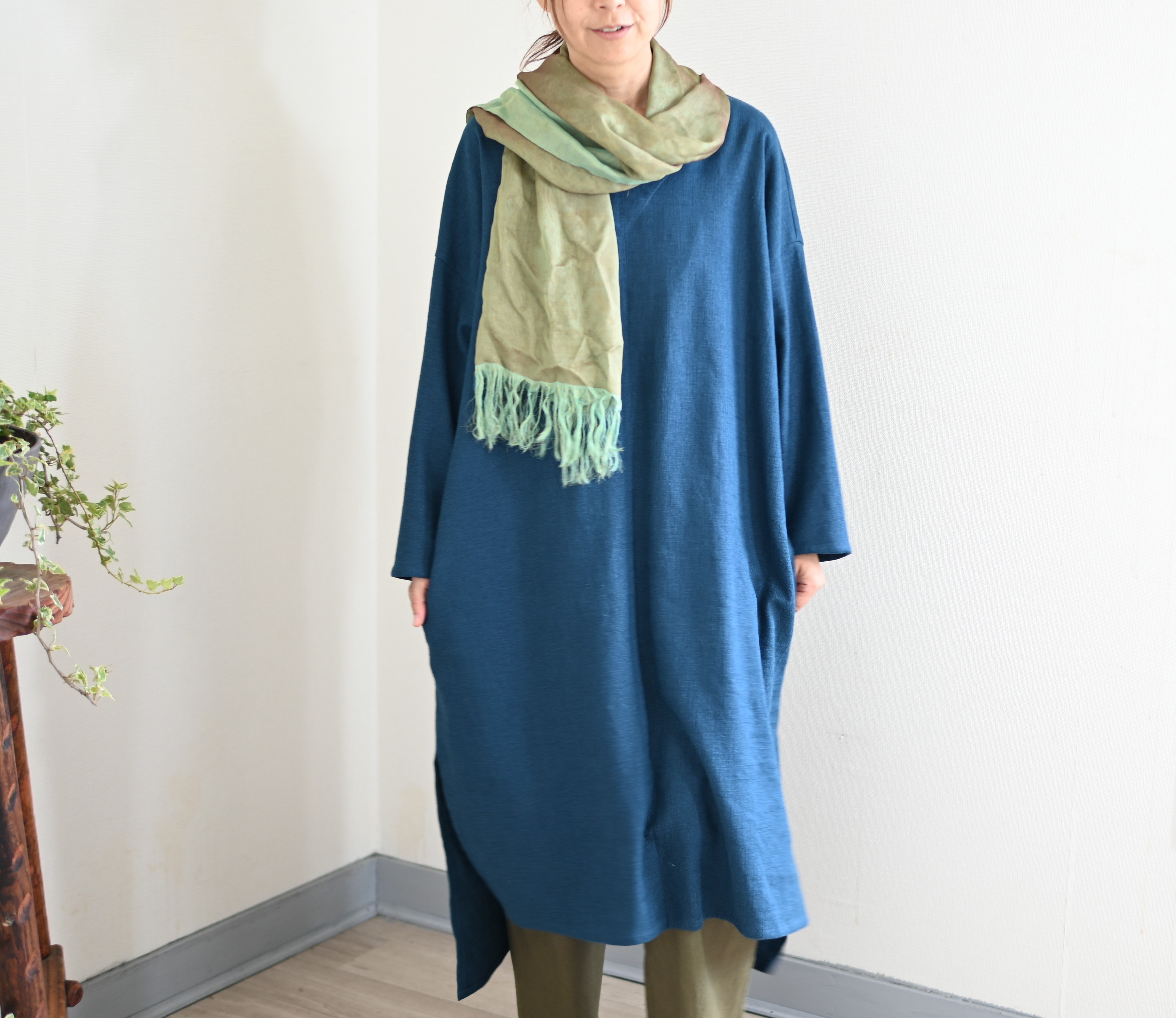 鉄紺色：万能コーデのリネンワンピース：長シーズン