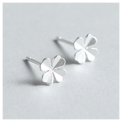 SILVER925★幸せの四つ葉のクローバーピアス花SV925シルバー小さなマット仕上げプチシンプル純銀【両耳】 4枚目の画像