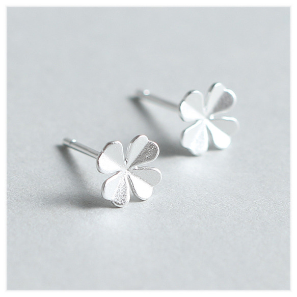SILVER925★幸せの四つ葉のクローバーピアス花SV925シルバー小さなマット仕上げプチシンプル純銀【両耳】 4枚目の画像