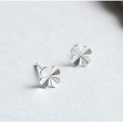 SILVER925★幸せの四つ葉のクローバーピアス花SV925シルバー小さなマット仕上げプチシンプル純銀【両耳】 1枚目の画像