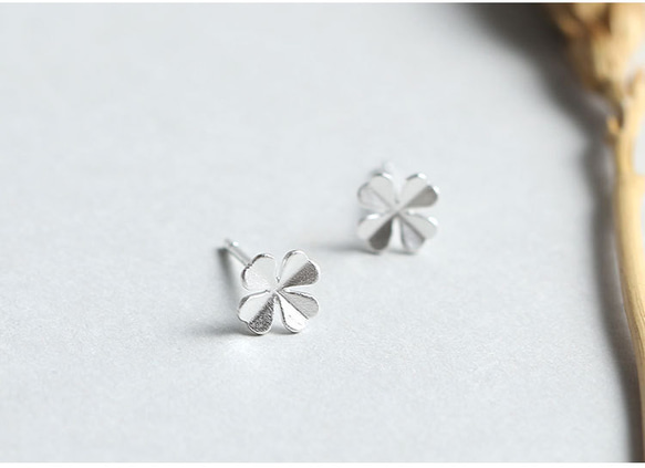 SILVER925★幸せの四つ葉のクローバーピアス花SV925シルバー小さなマット仕上げプチシンプル純銀【両耳】 1枚目の画像