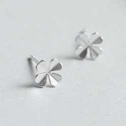 SILVER925★幸せの四つ葉のクローバーピアス花SV925シルバー小さなマット仕上げプチシンプル純銀【両耳】 2枚目の画像