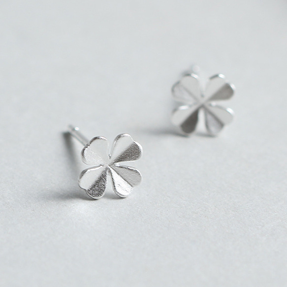SILVER925★幸せの四つ葉のクローバーピアス花SV925シルバー小さなマット仕上げプチシンプル純銀【両耳】 2枚目の画像