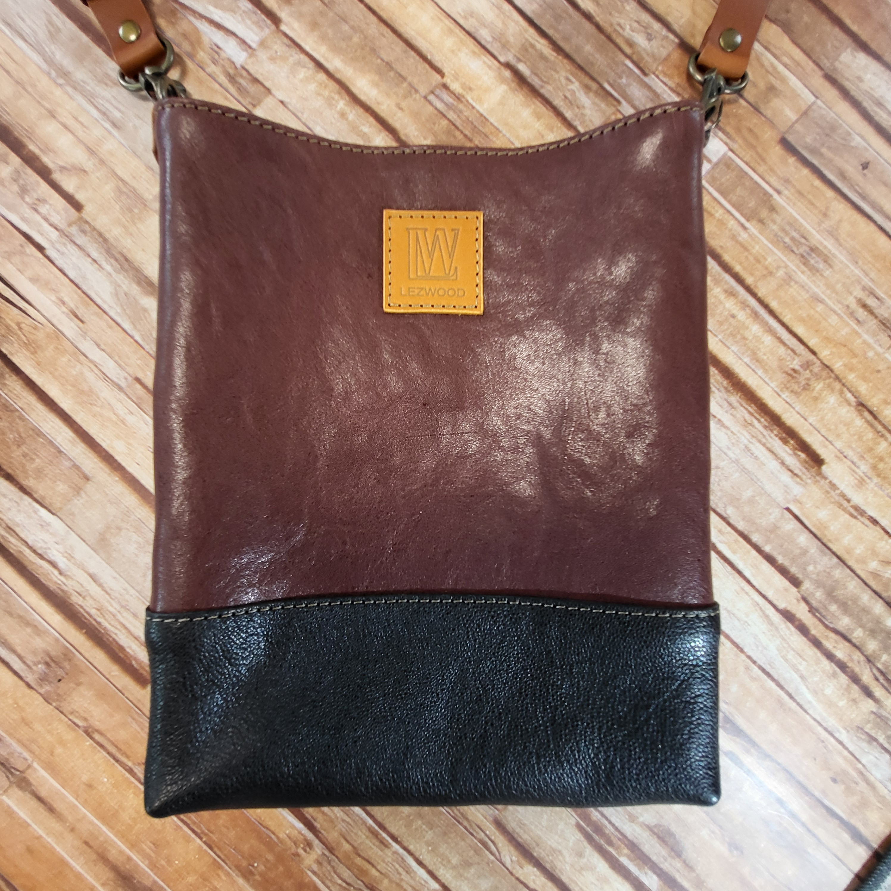 【送料無料】シンプルなレザーサコッシュ（ワインレッド/ブラック）牛革×ヤギ革