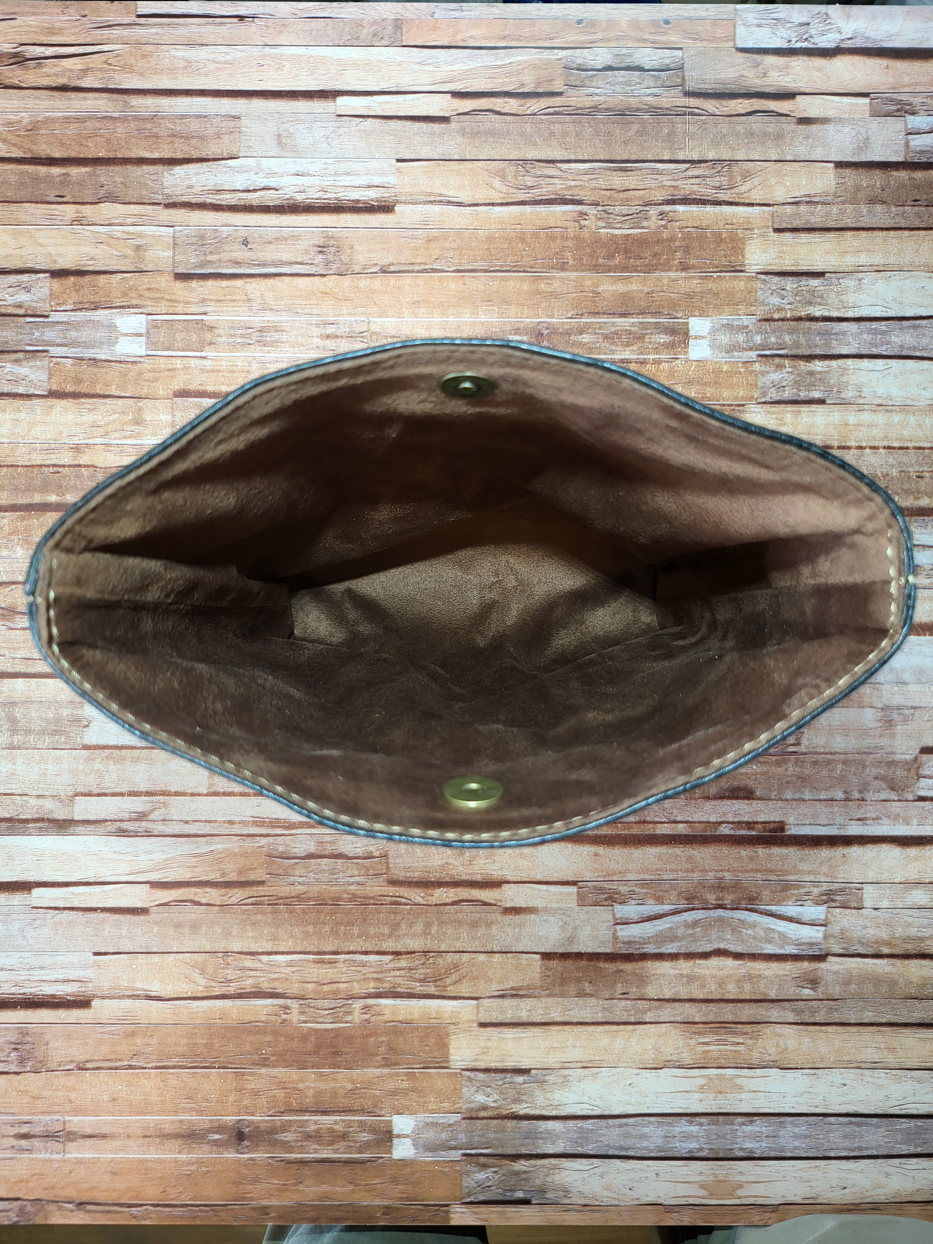 【送料無料】シンプルなレザーサコッシュ（ワインレッド/ブラック）牛革×ヤギ革