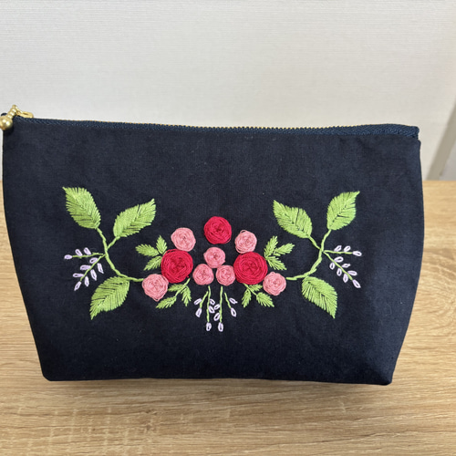 りぃまま♪　まきまきポーチ　カラフルローズ型押しブラック　2点 バラの刺繍ポーチ(ネイビー) ポーチ irodori〜彩〜 通販 19696580