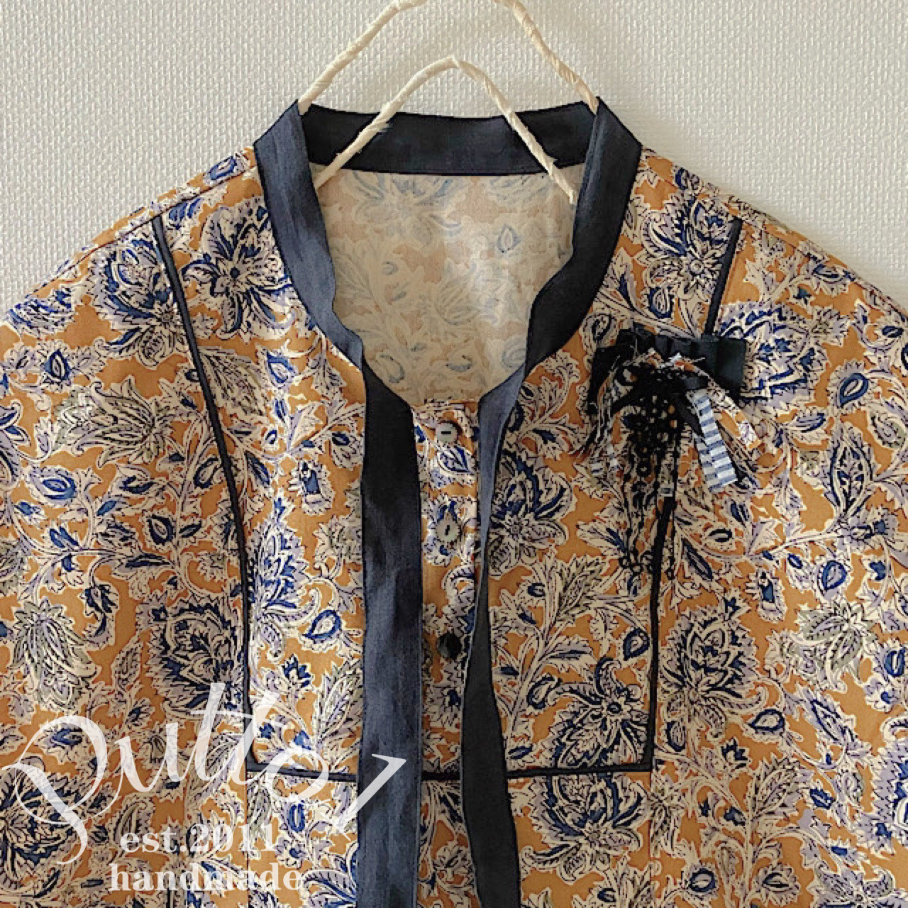 【再々販】初秋「受注生産」キャメルカラーのボタニカル柄ウォッシュ加工コットン×リネンのボウタイ・フレンチスリーブブラウス 4,897円